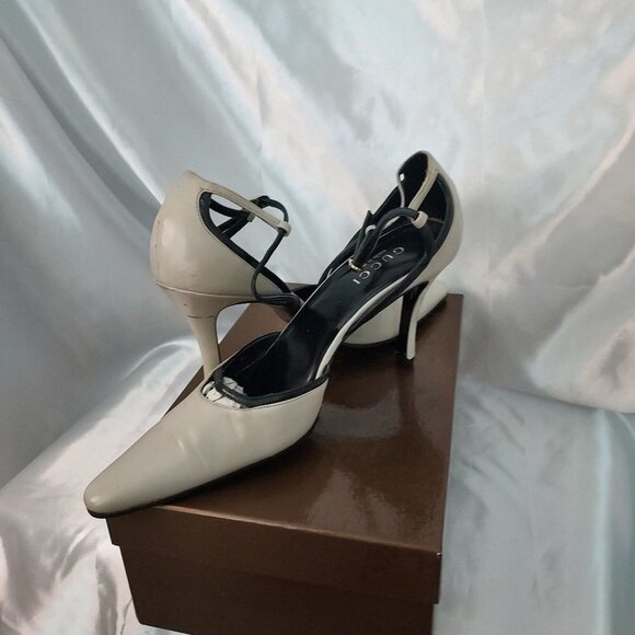 Gucci Pointed Toe Cream & Black Pumps - Picture 1 of 10